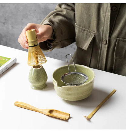 Préparation du matcha avec le fouet en bambou et le tamis