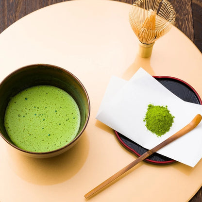 Matcha en poudre et cuillère en bambou