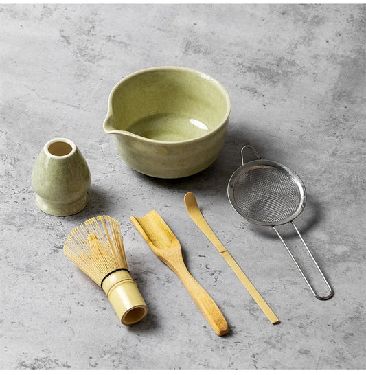 Les 6 pièces du coffret : bol, fouet, support, cuillère, pelle doseuse et tamis