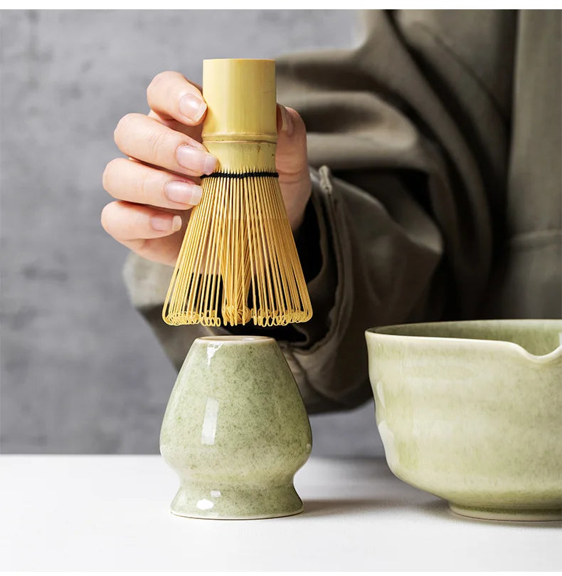 Le fouet en bambou et son support en céramique