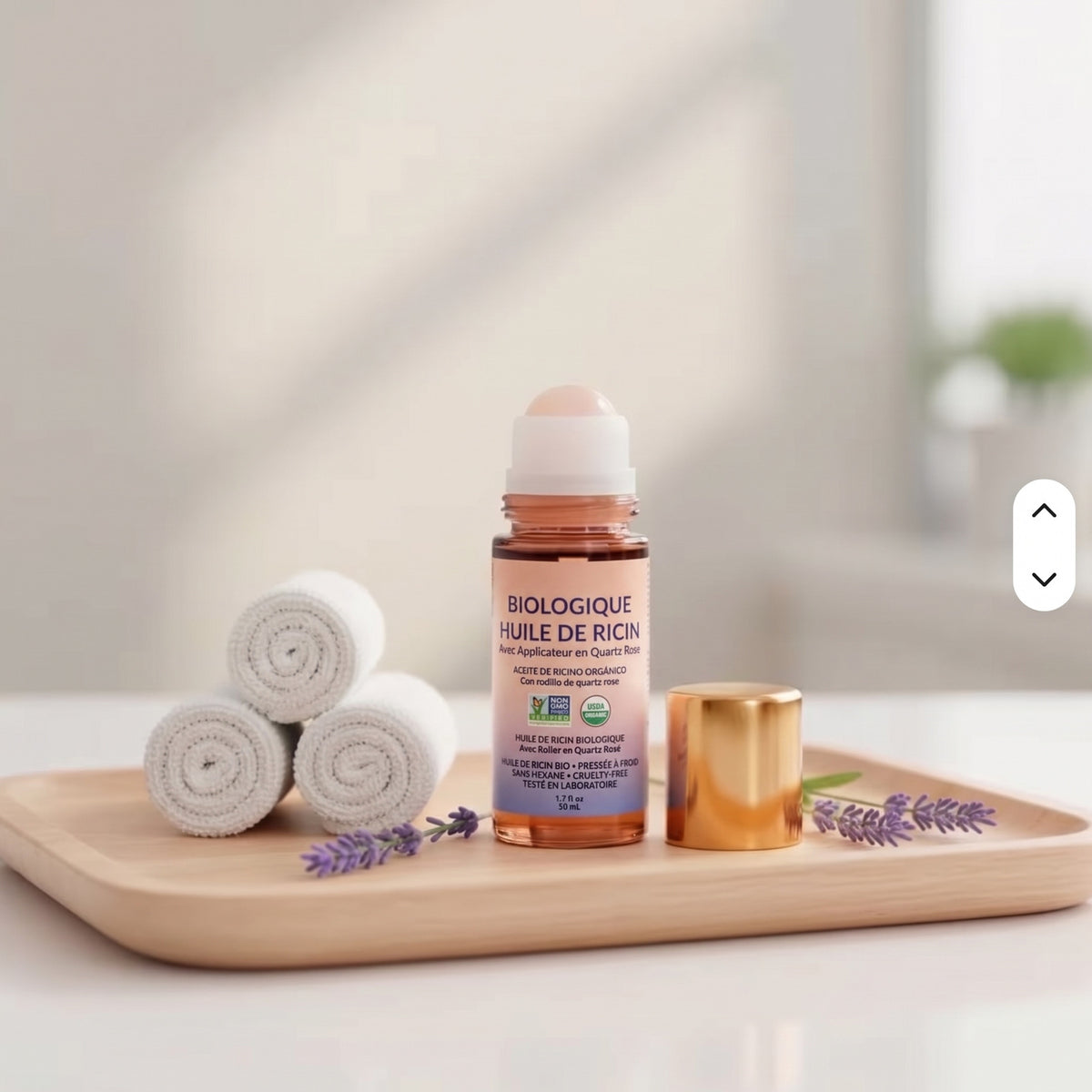 Le roll-on posé sur un plateau de bain